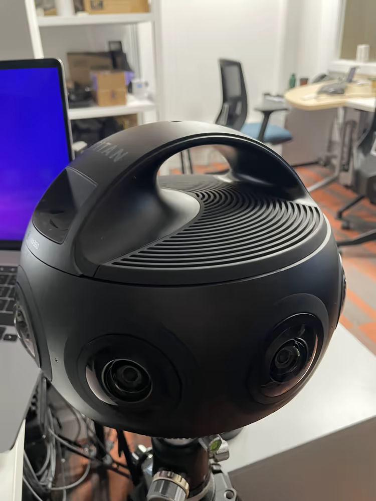 معدات التقاط 360 عالية الدقة المستخدمة في عملية التصوير البانورامي والإنتاج للمشروع.
