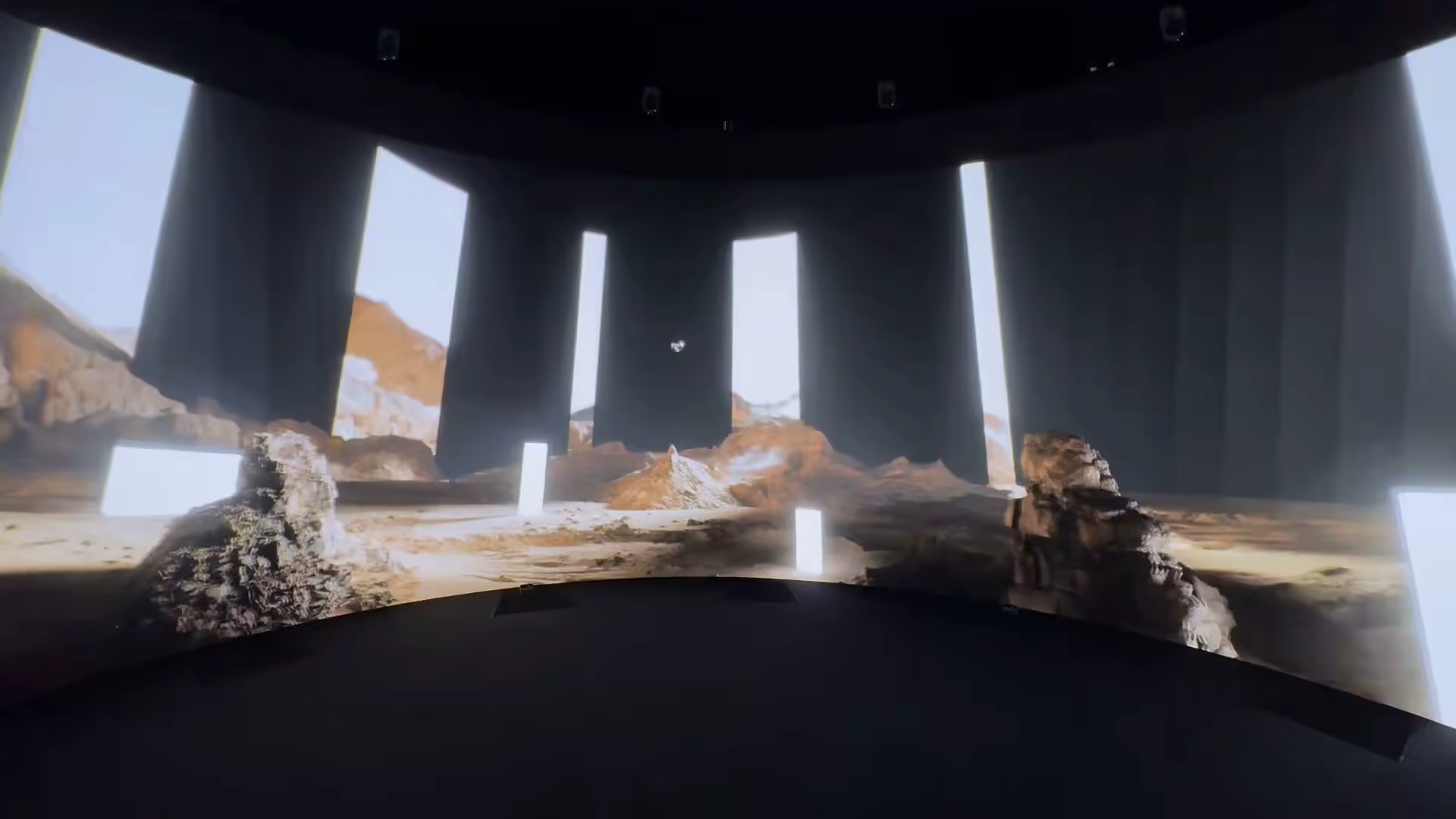 Horizon 25 — منظر صحراوي مع أعمدة ضخمة، شاشة 360° بمركز أبحاث التصوير المرئي