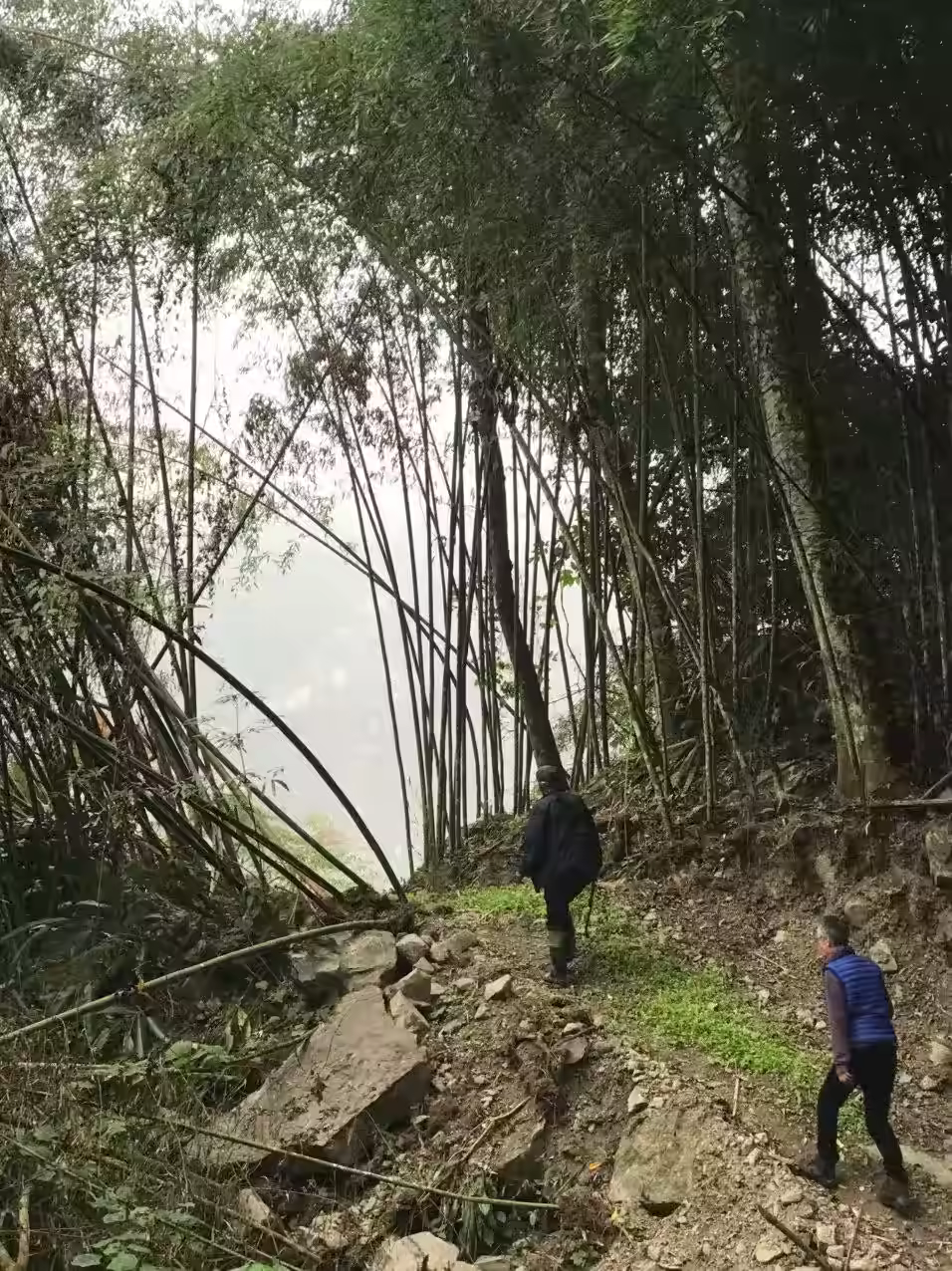 صيادون على درب الجبل