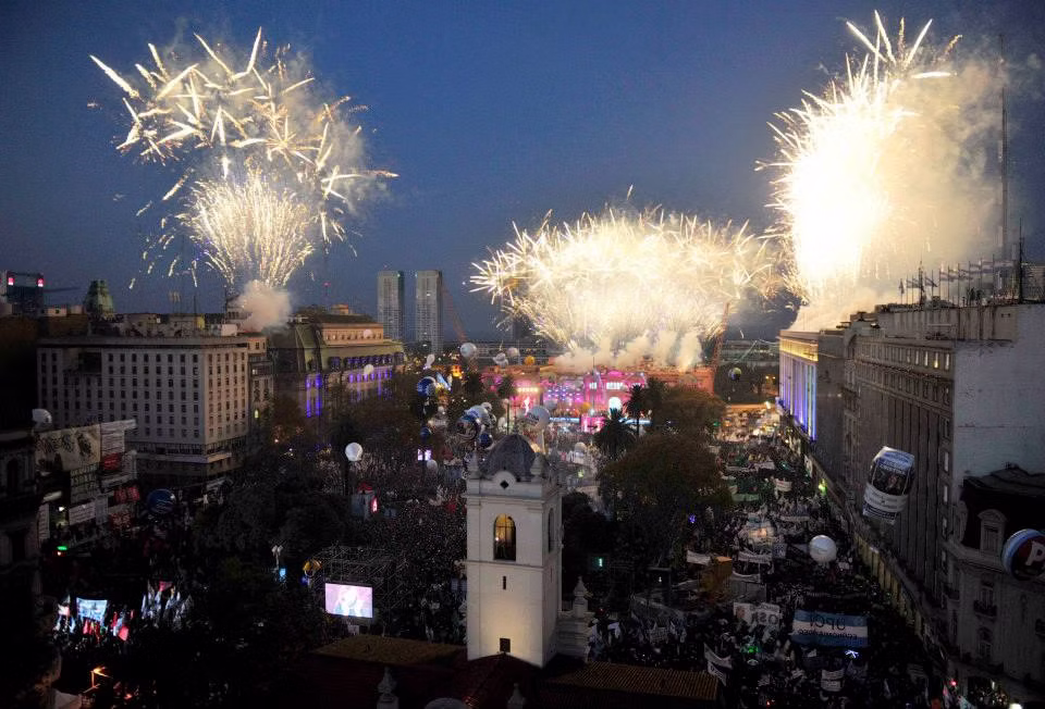 ألعاب نارية فوق Plaza de Mayo المزدحمة