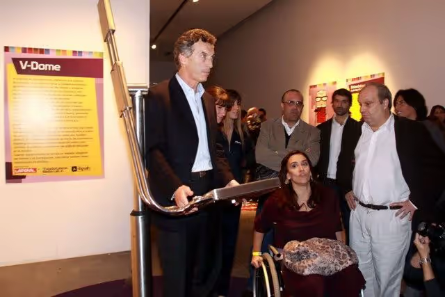 Mauricio Macri 在 Ciudad Emergente 使用该设备